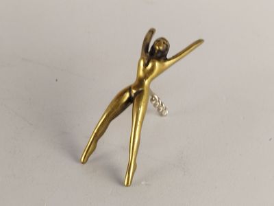 figurine plaquée or représentant une femme tenant une ballerine