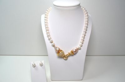un ensemble composé d'un collier et de boucles d'oreilles exposé dans une vitrine