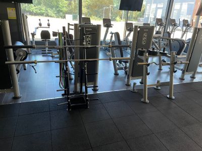 une salle de sport équipée de nombreux appareils
