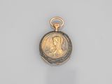 une image représentant un cadenas en or et en argent sur lequel figure le portrait d'une femme