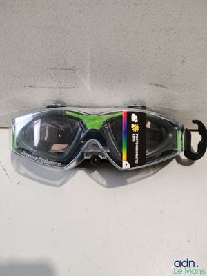 une paire de lunettes de protection posée sur une table
