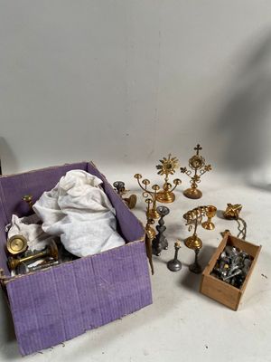 une boîte violette remplie d'objets argentés posée sur une table blanche