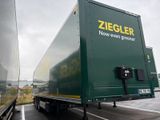 un camion vert qui roule sur la route