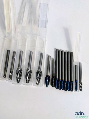 un grand nombre de stylos posés sur une table