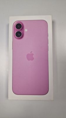une coque rose pour iPhone posée sur une boîte blanche