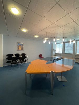 une salle de réunion équipée d'une table et de chaises