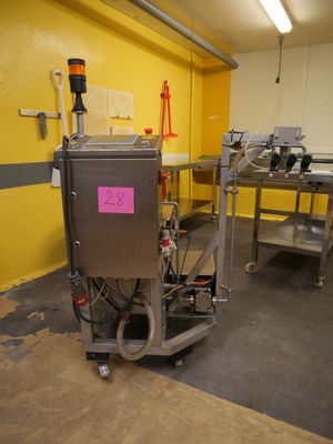 une machine placée au milieu d'une pièce