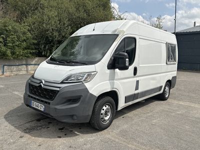 une camionnette blanche garée dans un parking