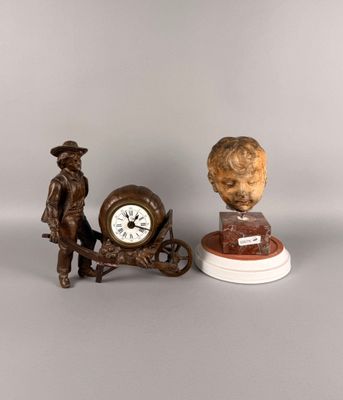 deux figurines représentant un homme et une horloge posées sur une table