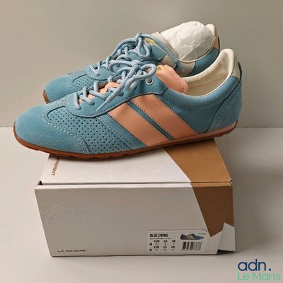 une boîte sur laquelle sont représentées une paire de chaussures bleues et roses