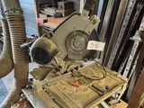une machine posée au milieu d'un tas de bois