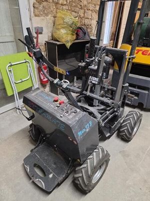 une photo d'un chariot élévateur garé dans un garage