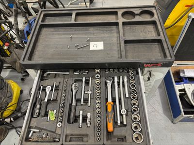 un grand nombre d'outils posés sur une table