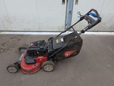 une photo d'une tondeuse à gazon garée sur un parking