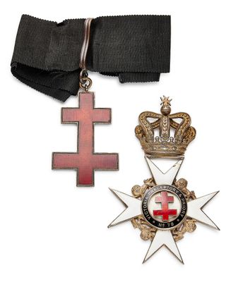 Gros plan sur une médaille et une croix sur fond blanc