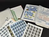 beaucoup de timbres sur les pages d'un livre