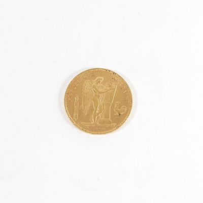 gros plan d'une pièce d'or sur une surface blanche
