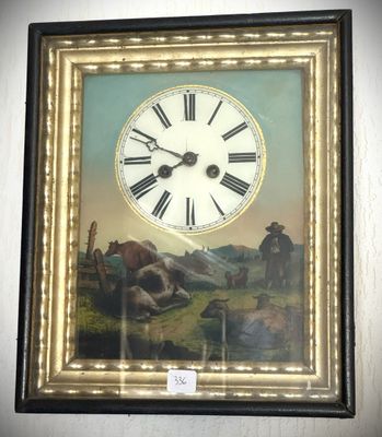 une photo d'une horloge accrochée au mur