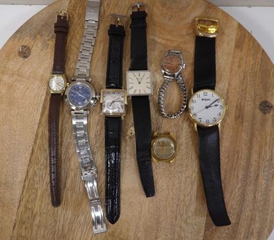 de nombreux modèles de montres différents présentés sur un plateau en bois