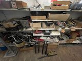de nombreuses boîtes et de nombreux outils sur les étagères du garage