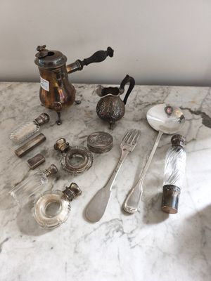 une table en marbre sur laquelle sont posés des couverts, et des couverts posés sur la table