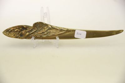 une image représentant un couteau plaqué or orné d'ailes