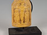une image représentant un objet sculpté posé sur un socle noir, sur fond gris