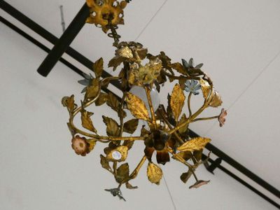 Lustre de style en bronze patiné à 12 bras de lumières ornés… - Photo 1