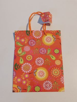 un petit sac orné d'un nœud, posé sur une table