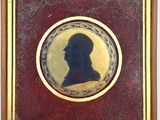portrait d'un homme de profil dans un cadre rouge et or