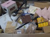 une boîte en carton remplie d'objets hétéroclites dans une pièce