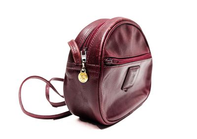 sac à bandoulière en cuir sur fond blanc avec une zone de découpe pour le texte