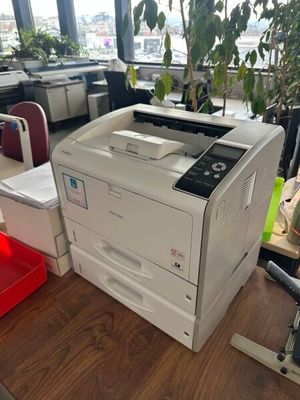 une imprimante posée sur un bureau dans une pièce