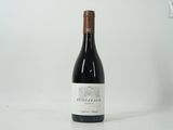 une bouteille de vin posée sur une table