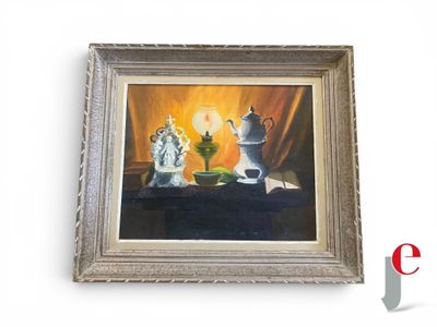 un tableau accroché au mur d'une pièce où l'on voit des théières et encore des théières