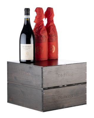 deux bouteilles de vin posées sur une caisse en bois