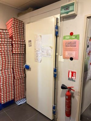 un extincteur à côté d'une borne d'incendie dans une pièce