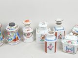 de nombreux types de vases et de récipients différents sur la table