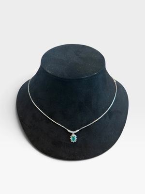 un gros plan d'un chapeau orné d'un collier