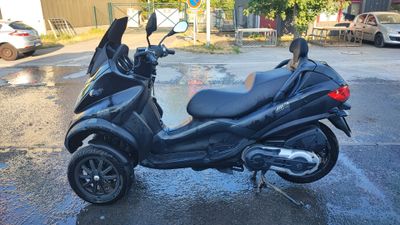 un scooter garé sur le parking