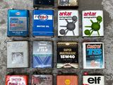 il y a plein de marques différentes de cigarettes par terre