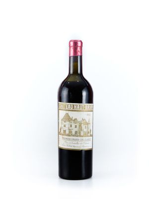 une bouteille de vin posée sur une table