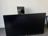 un téléviseur posé par terre à côté d'une chaise