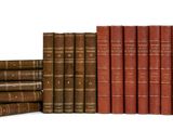 plusieurs vieux livres empilés sur une surface blanche