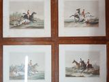 quatre reproductions encadrées représentant des chevaux et des jockeys en pleine course, dans un cadre en bois