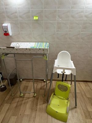 une chaise verte et une chaise blanche dans une pièce