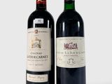 deux bouteilles de vin posées l'une à côté de l'autre sur une table