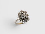 gros plan d'une bague en diamant sur une surface blanche