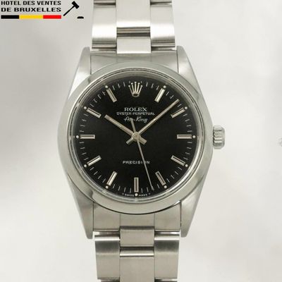une photo d'une montre Rolex à cadran noir montée sur un bracelet