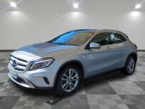 un SUV Mercedes GLA argenté garé sur un sol à damier